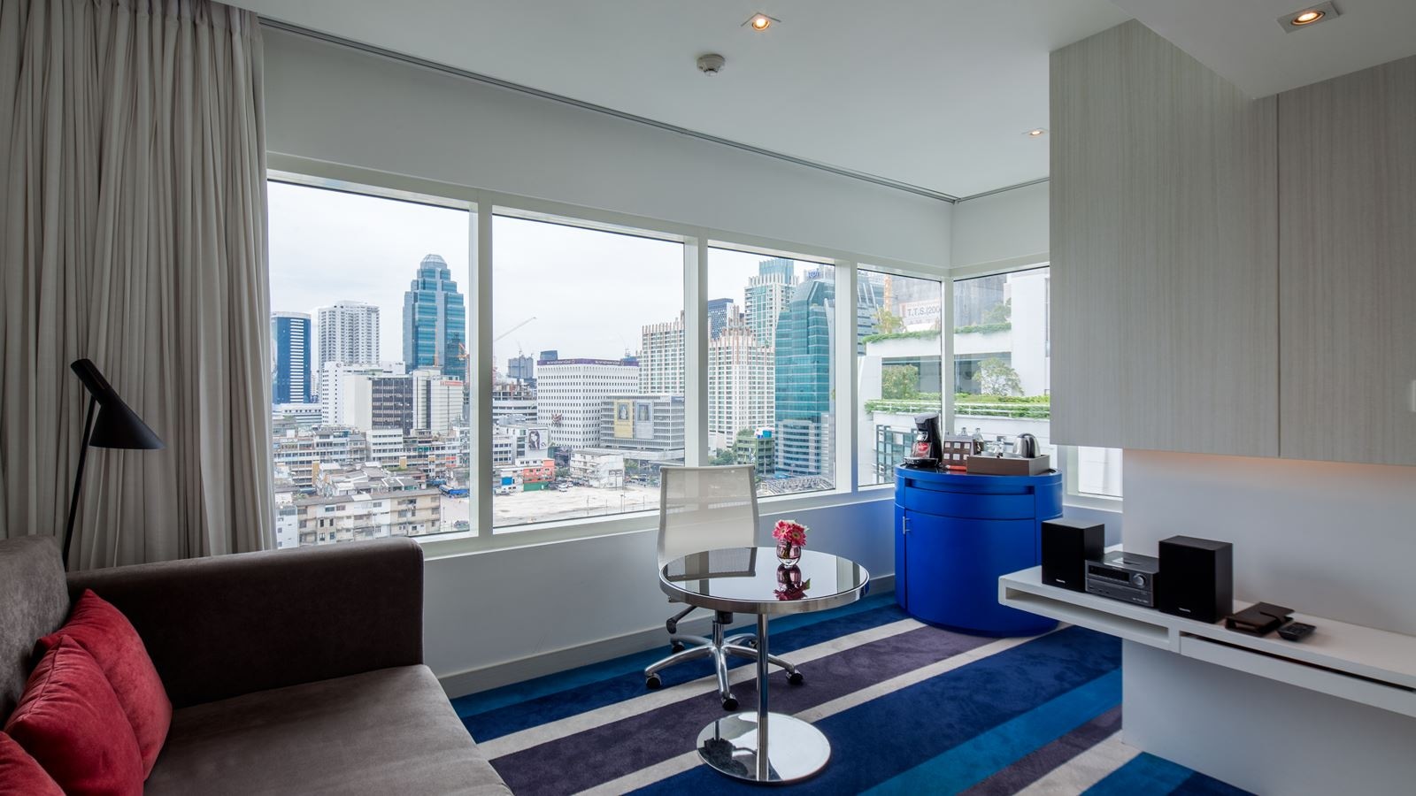 rooms-deluxe-suite-city-view