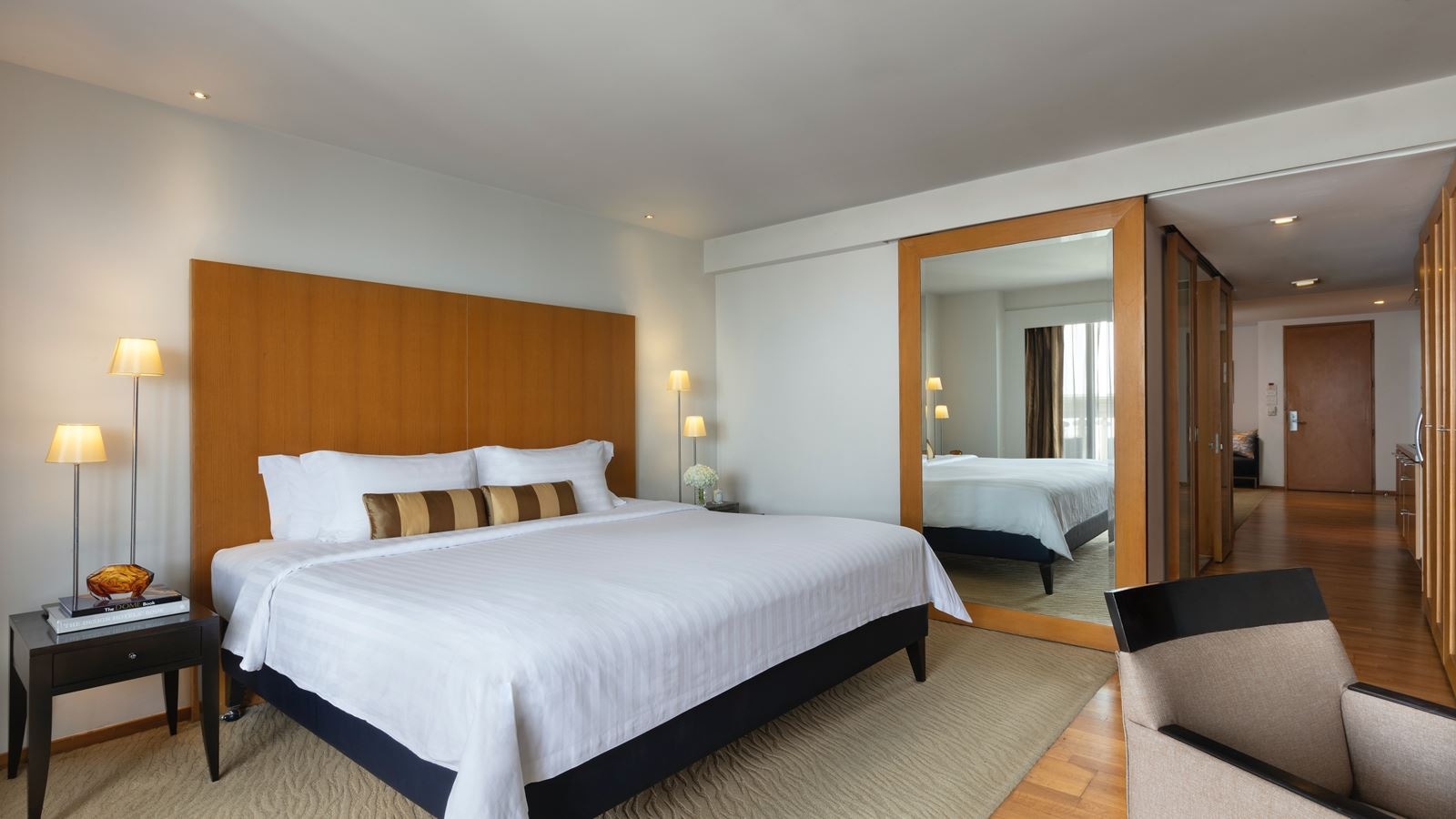 rooms-tower-club-suite-city-view