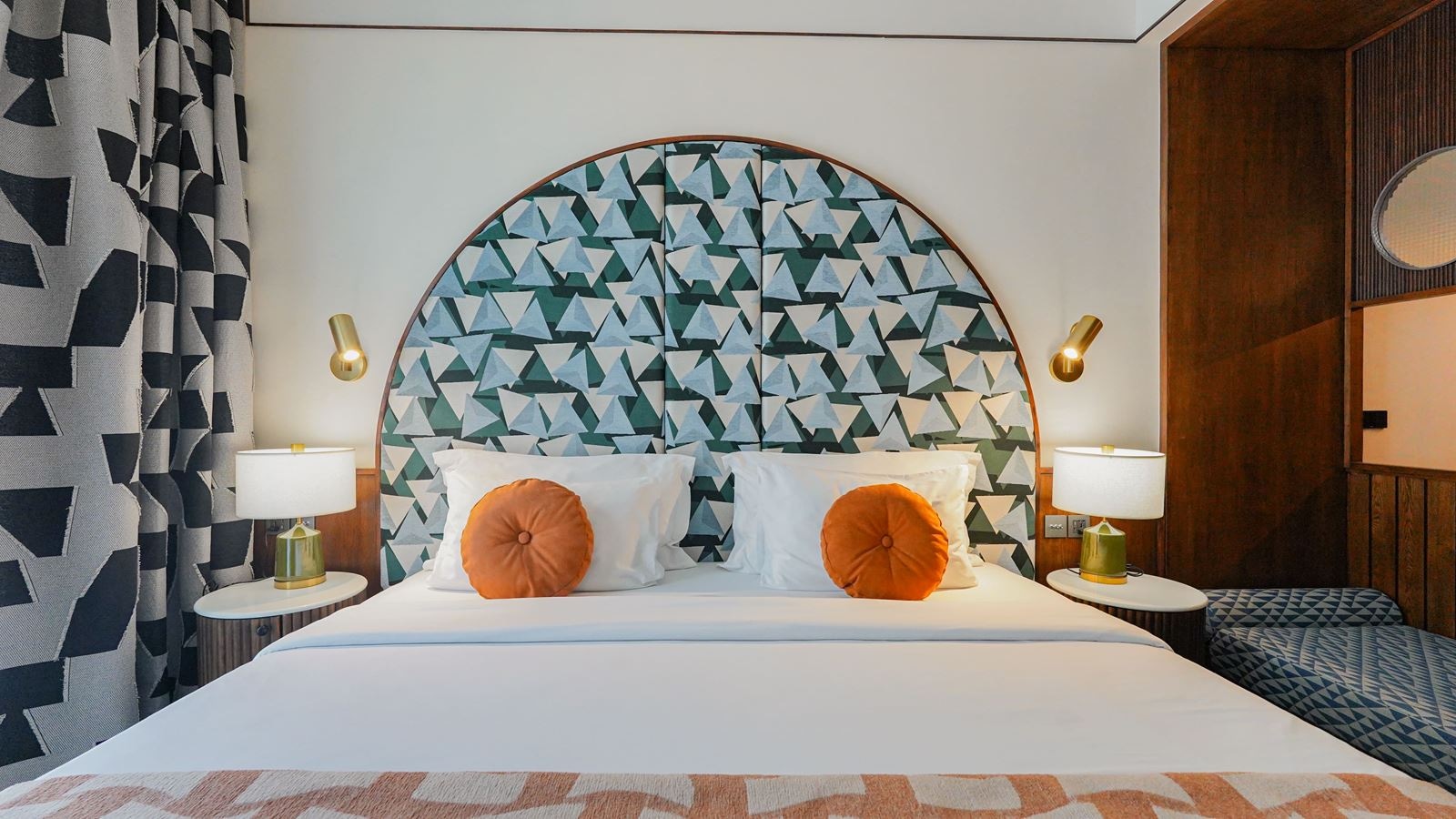 rooms-deluxe-pool-view