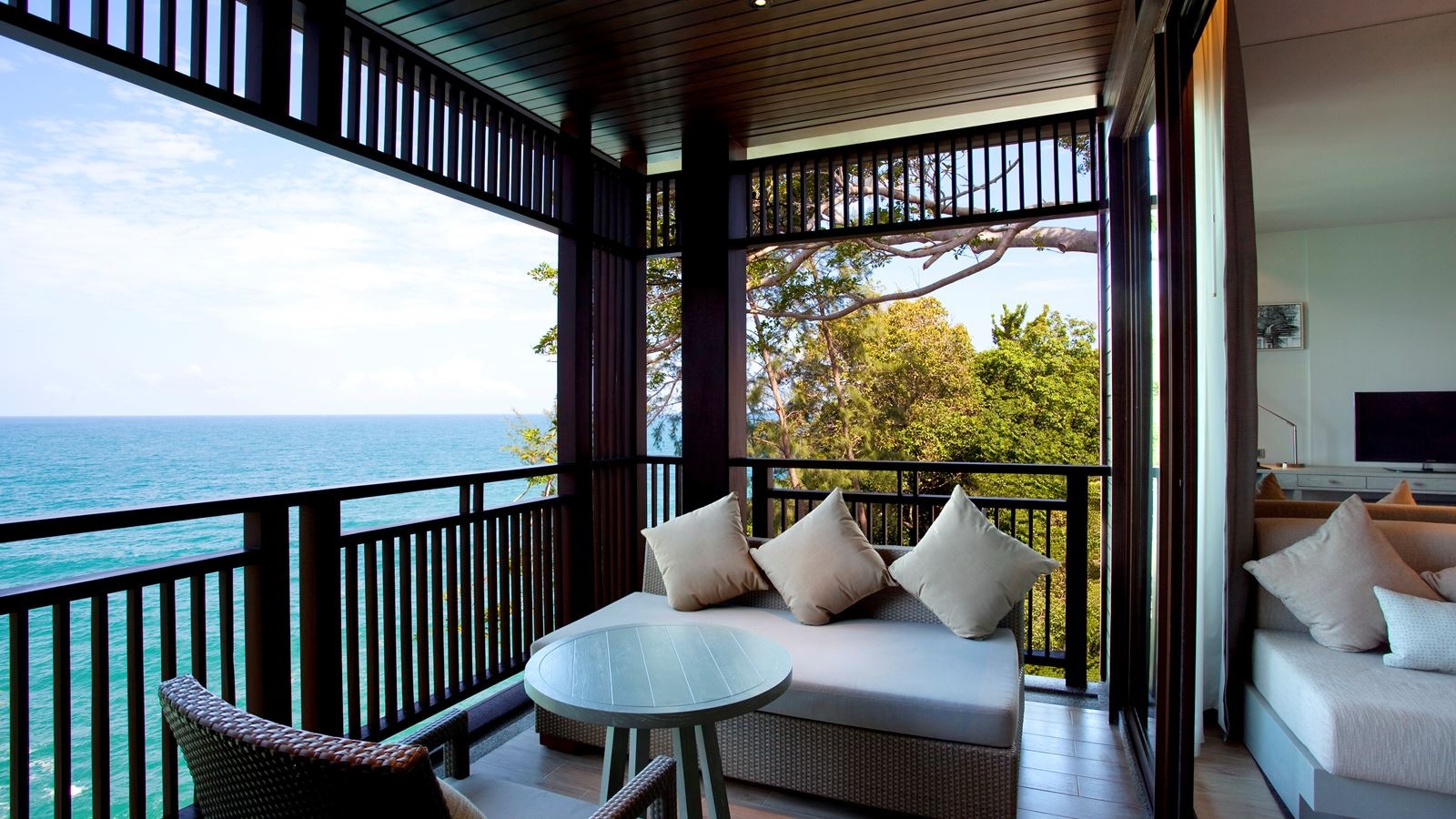 rooms-ocean-child-sharing-bed