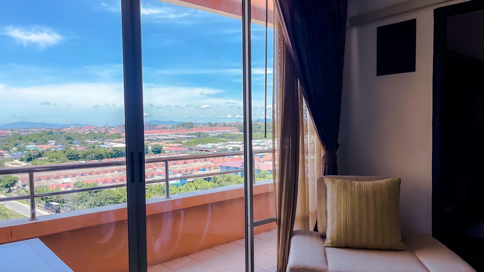 rooms-corner-suite-room