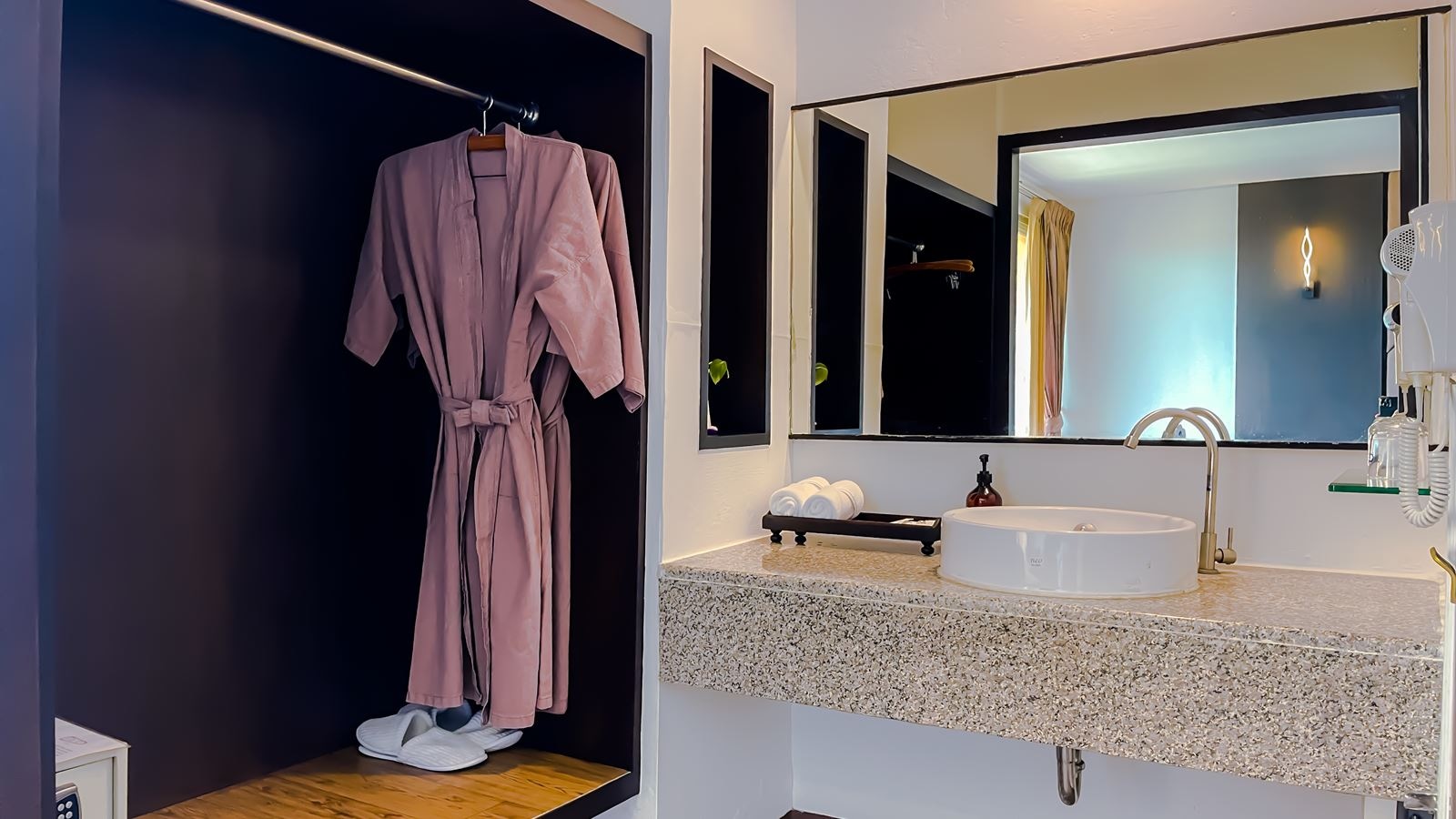 rooms-corner-suite-room