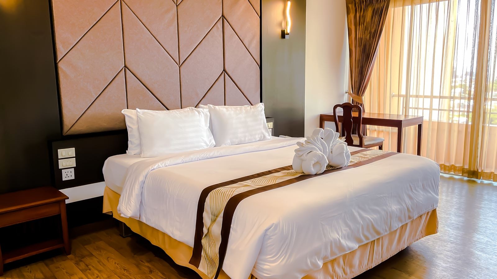 rooms-corner-suite-room