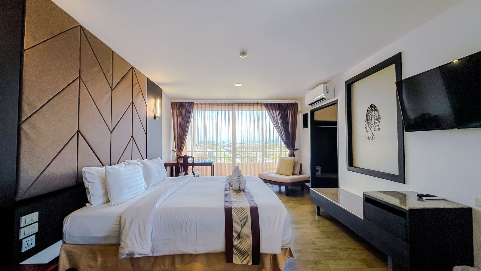 rooms-corner-suite-room