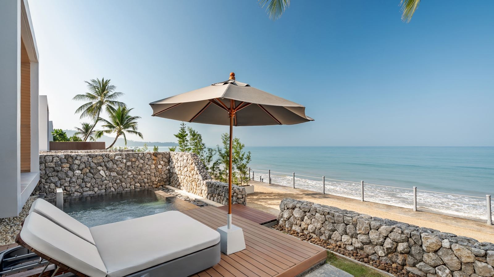 rooms-beachfront-suite-pool-villa