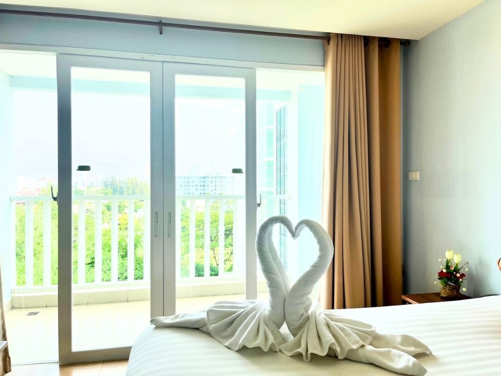 rooms-deluxe-city-view