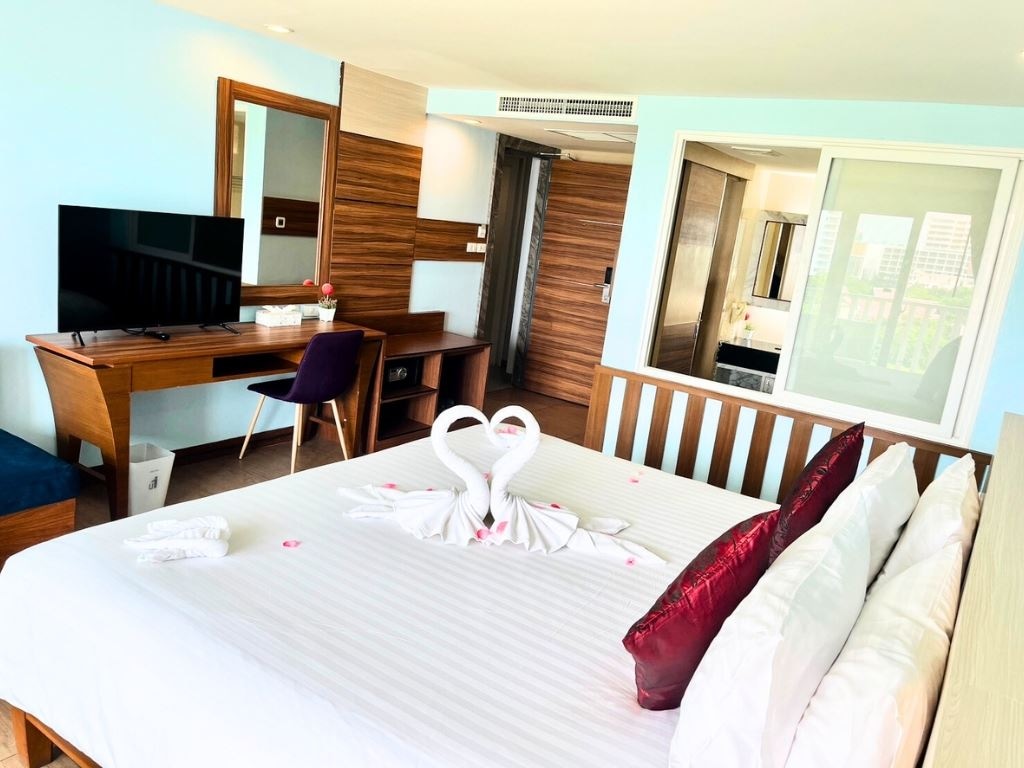 rooms-deluxe-city-view