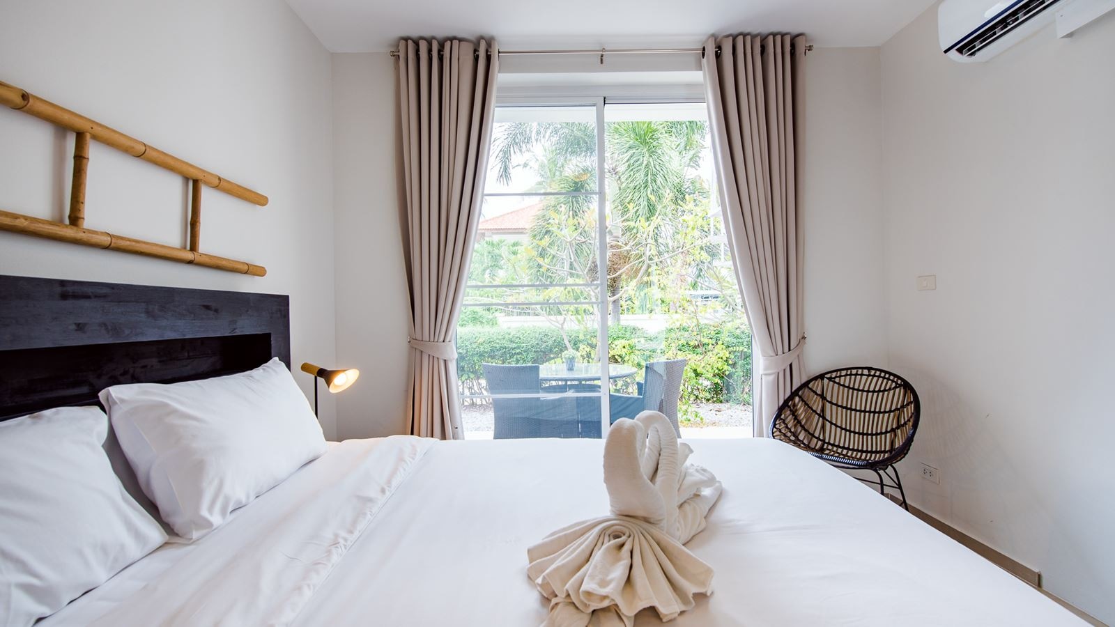 rooms-premium-1-bedroom-pool-suite-with-terrace