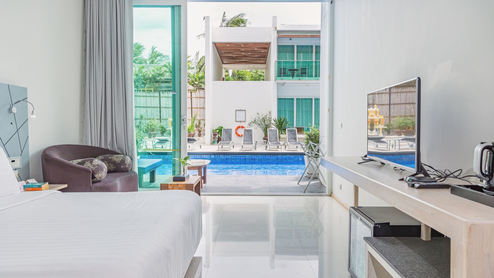 rooms-deluxe-pool-view