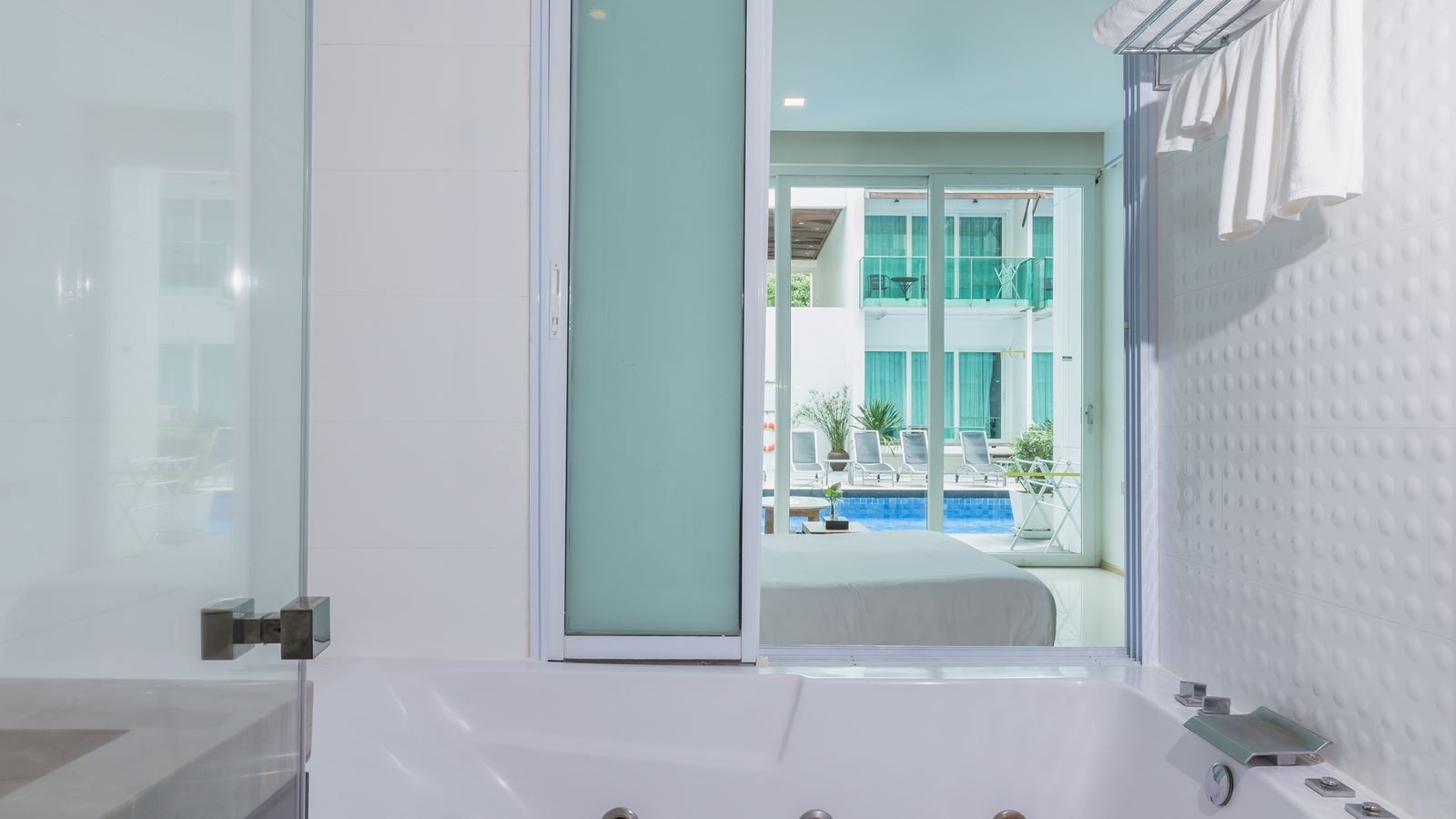 rooms-deluxe-pool-view