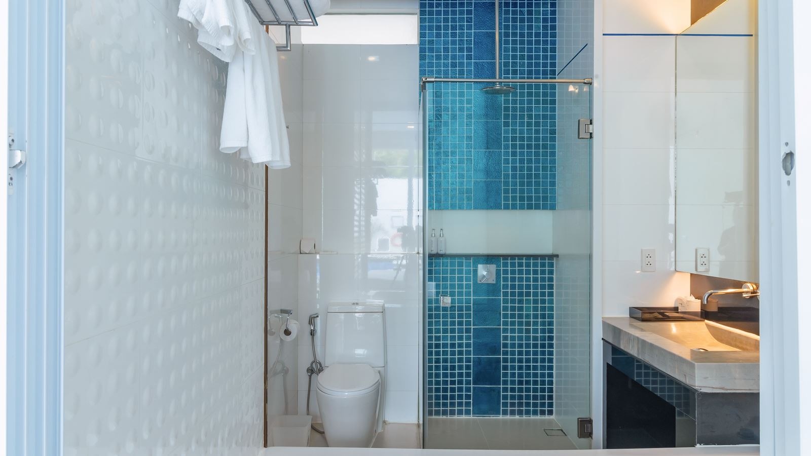 rooms-deluxe-pool-view