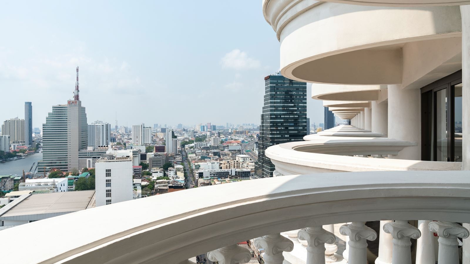 rooms-tower-club-suite-city-view