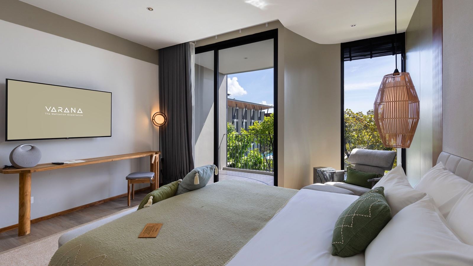 rooms-luxe-pool-view