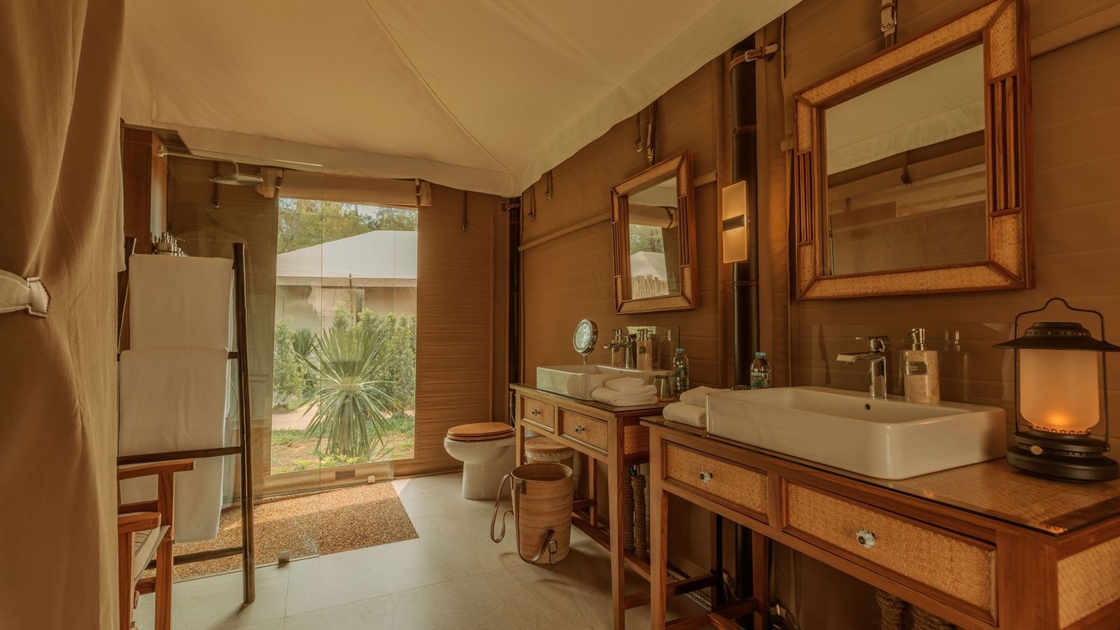 rooms-lagoon-pool-tent