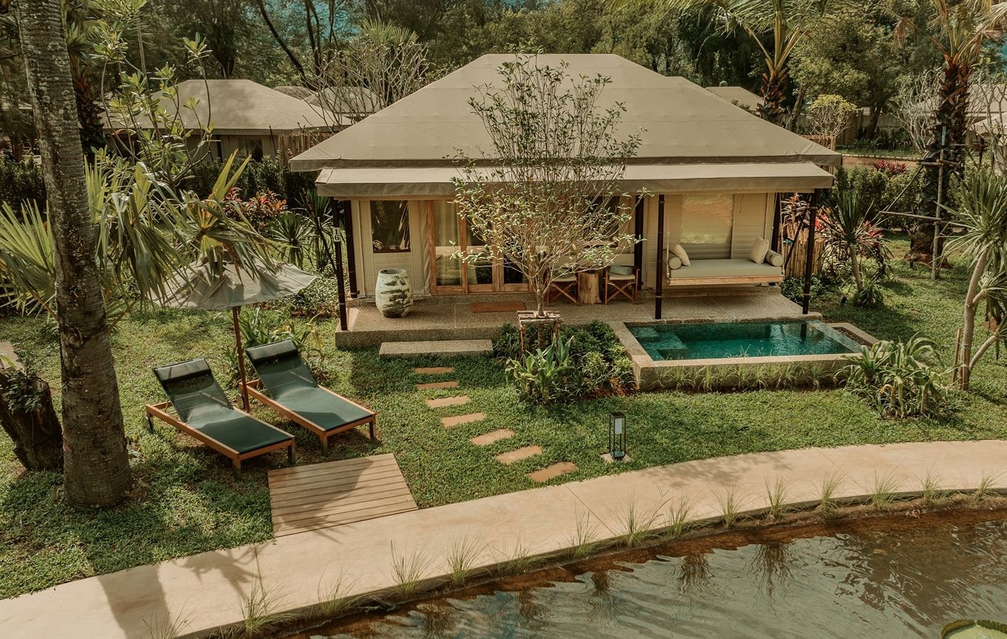 rooms-lagoon-pool-tent