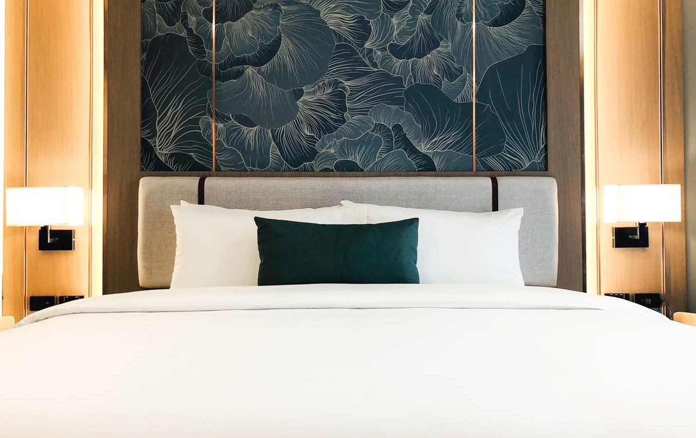 rooms-deluxe-king-room