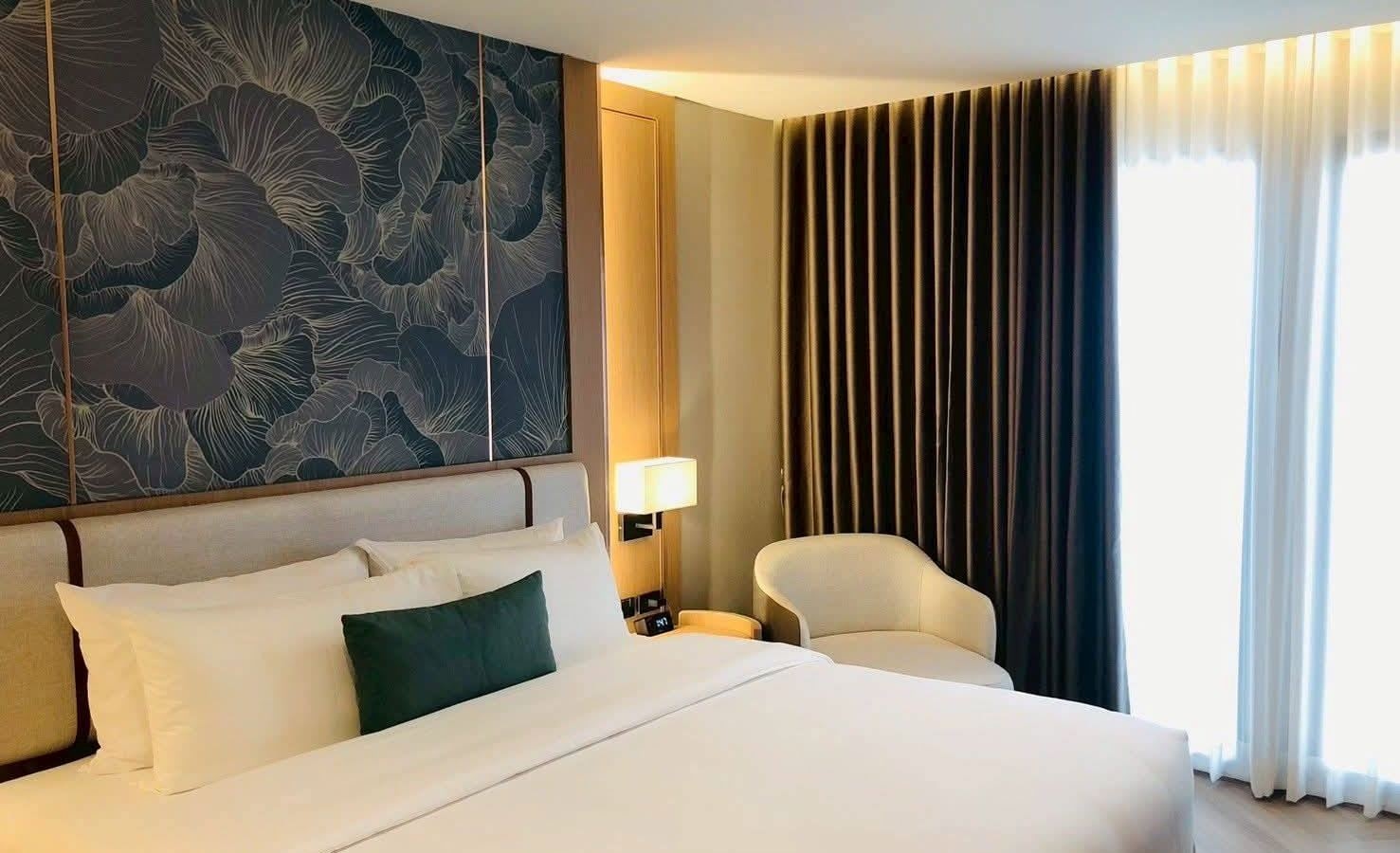 rooms-deluxe-king-room