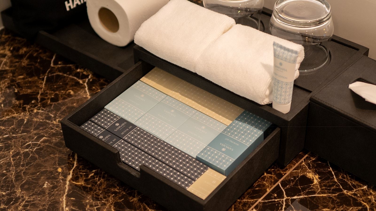 rooms-deluxe-king-room