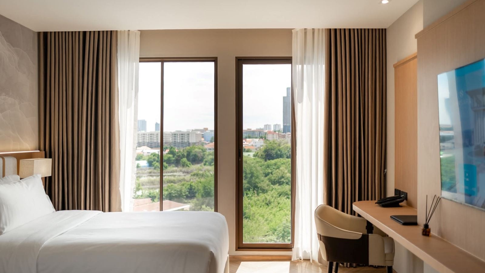 rooms-deluxe-king-room