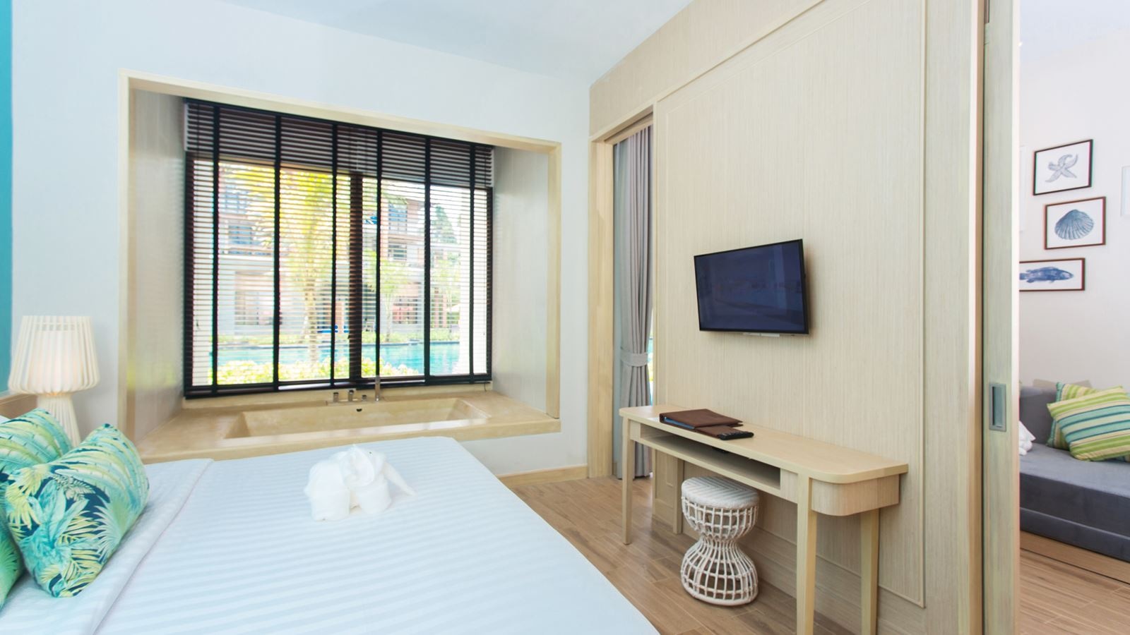 rooms-deluxe-suite-pool-access-jacuzzi