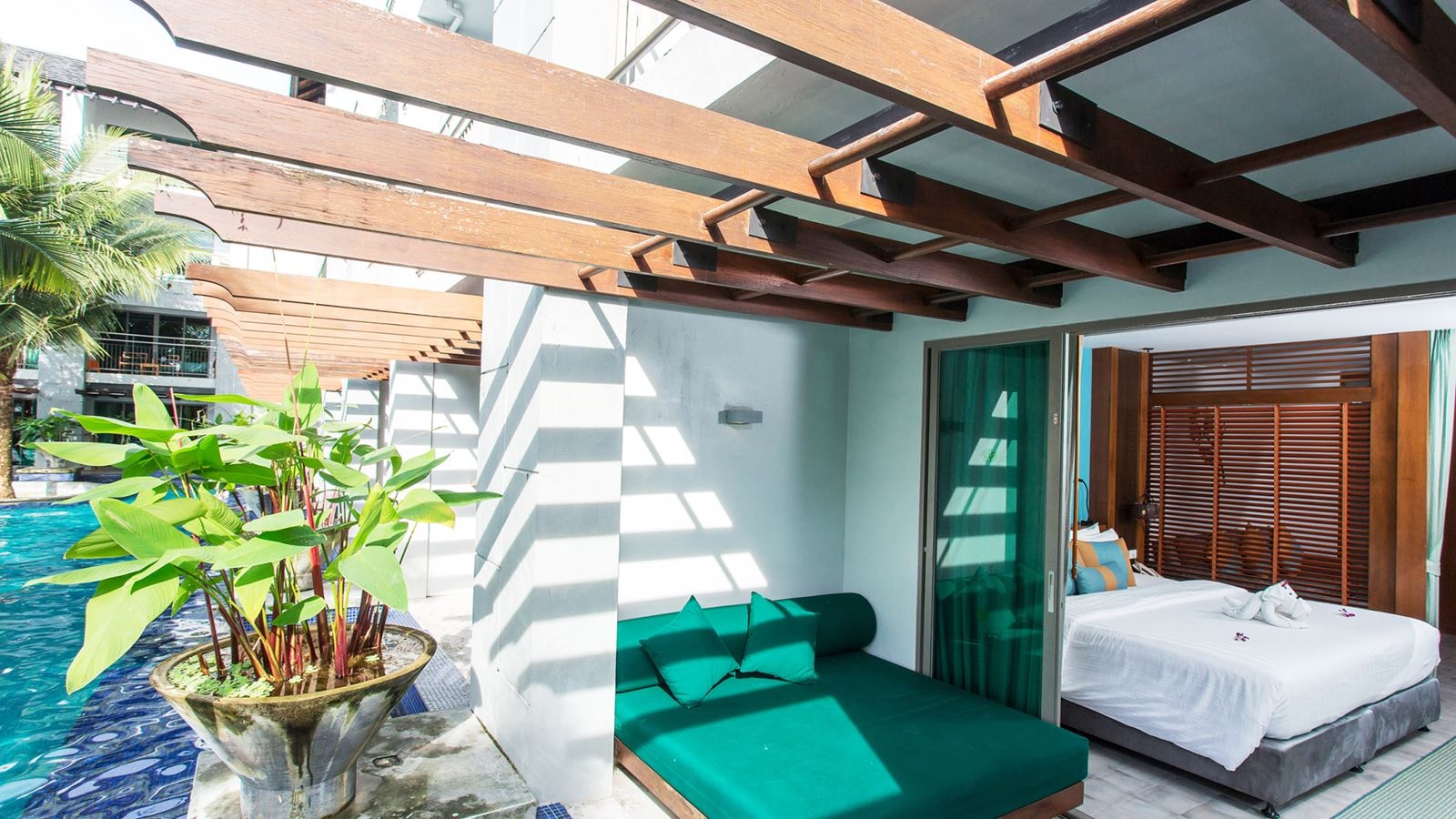 rooms-deluxe-suite-pool-access