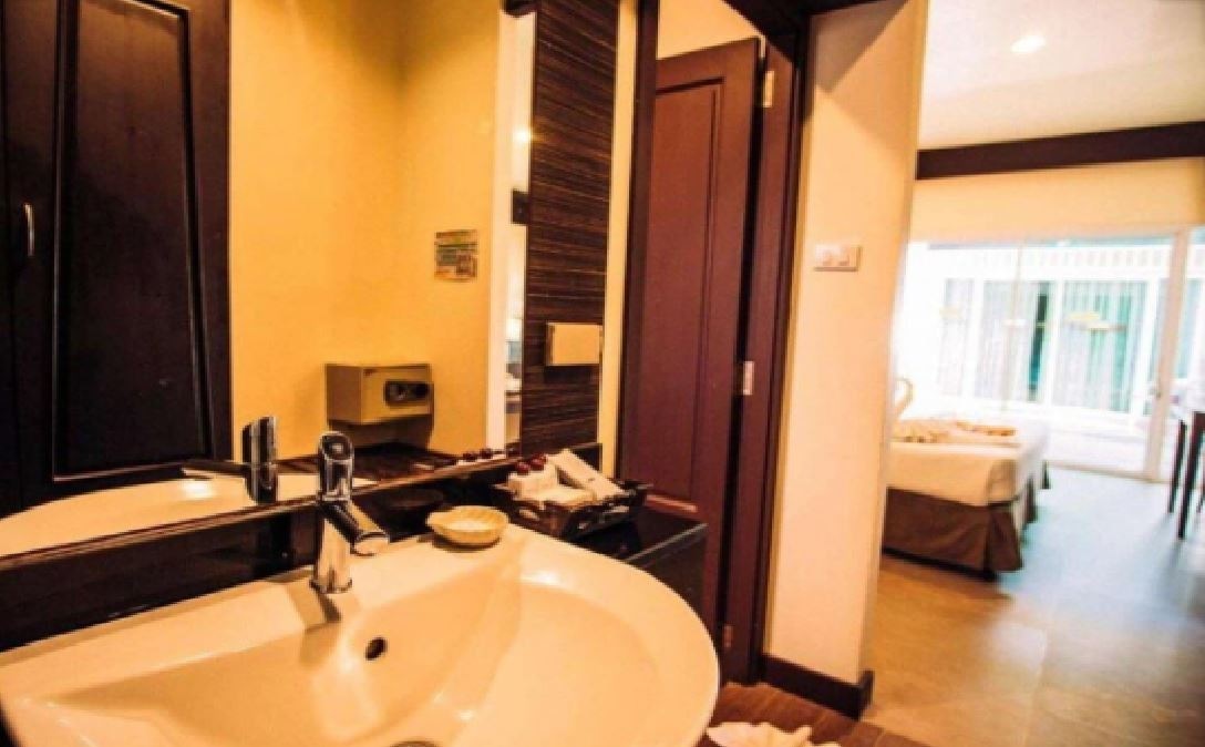 rooms-studio-courtyard