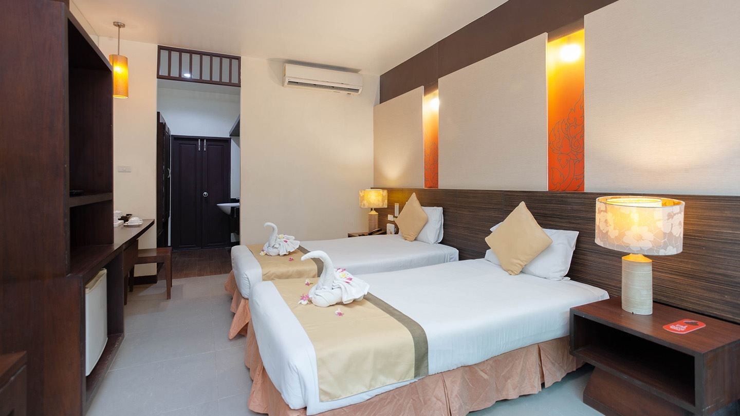 rooms-studio-courtyard