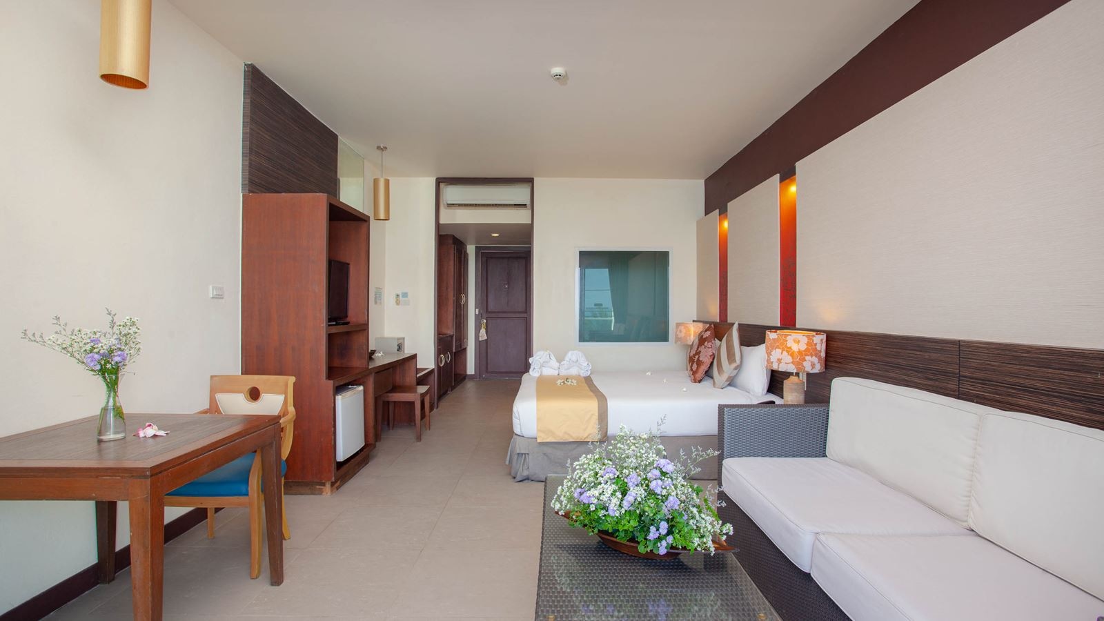 rooms-deluxe-balcony-partial-view