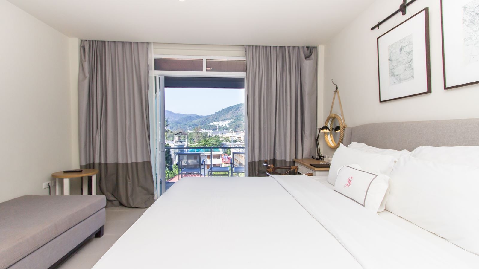 rooms-deluxe-pool-view