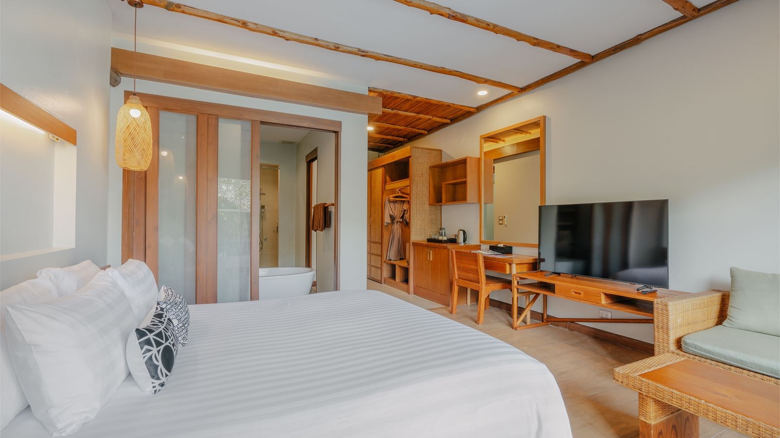 rooms-deluxe-pool-view-child-sharing-bed