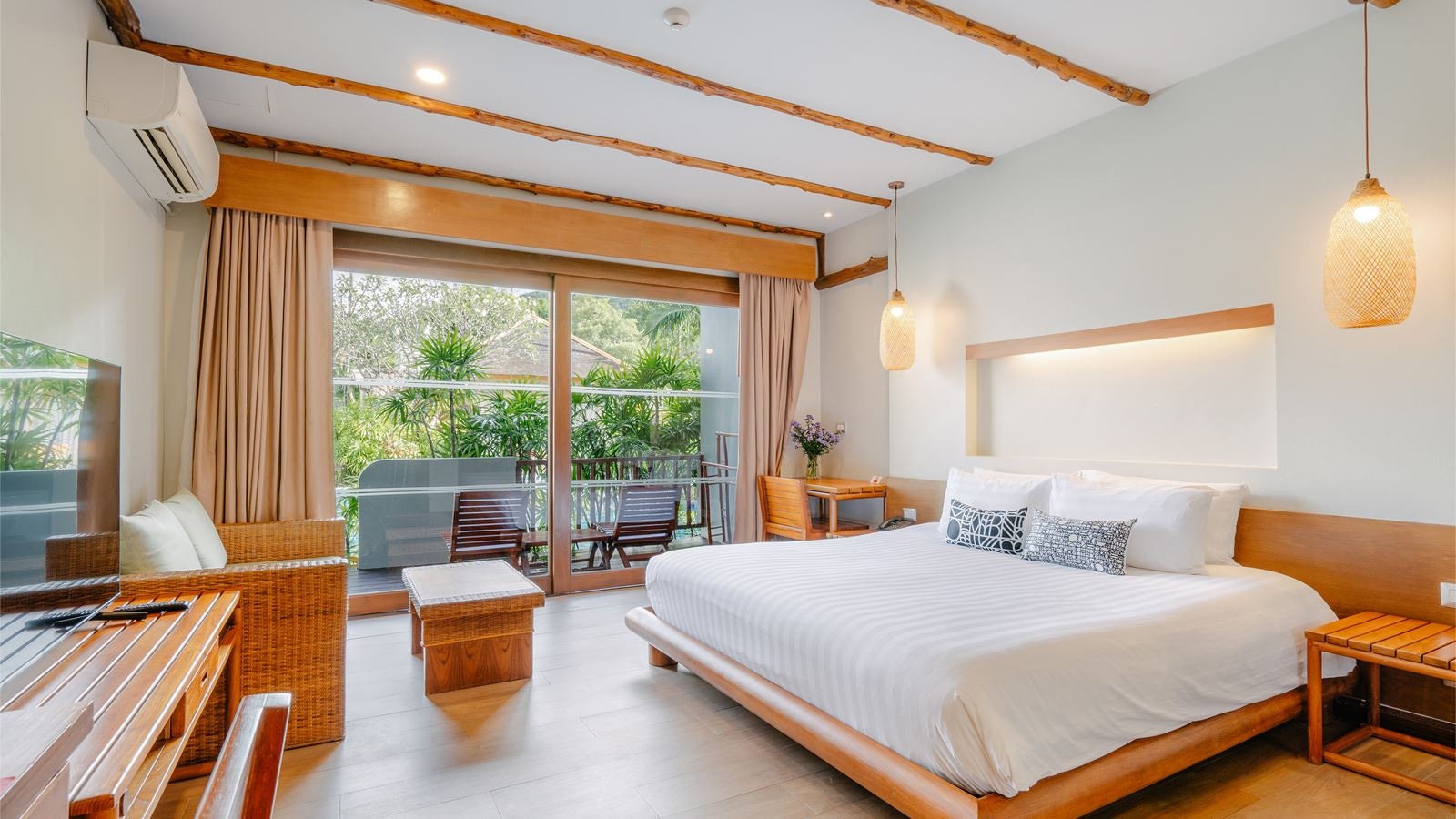 rooms-deluxe-pool-access--child-sharing-bed