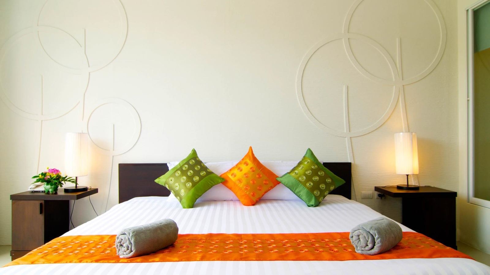 rooms-deluxe-pool-view