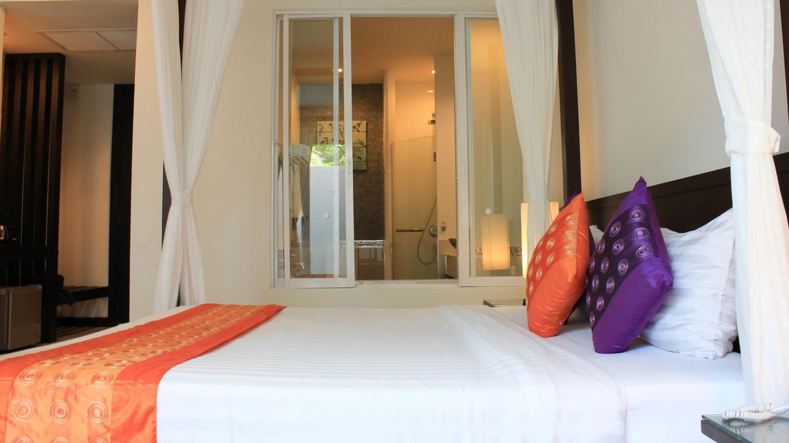 rooms-pool-access-suite