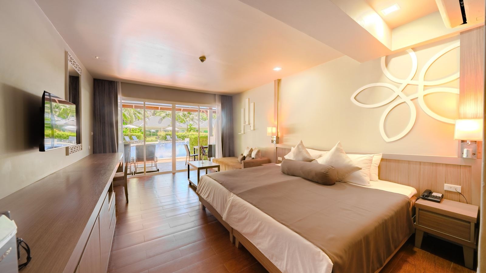 rooms-deluxe-pool-access