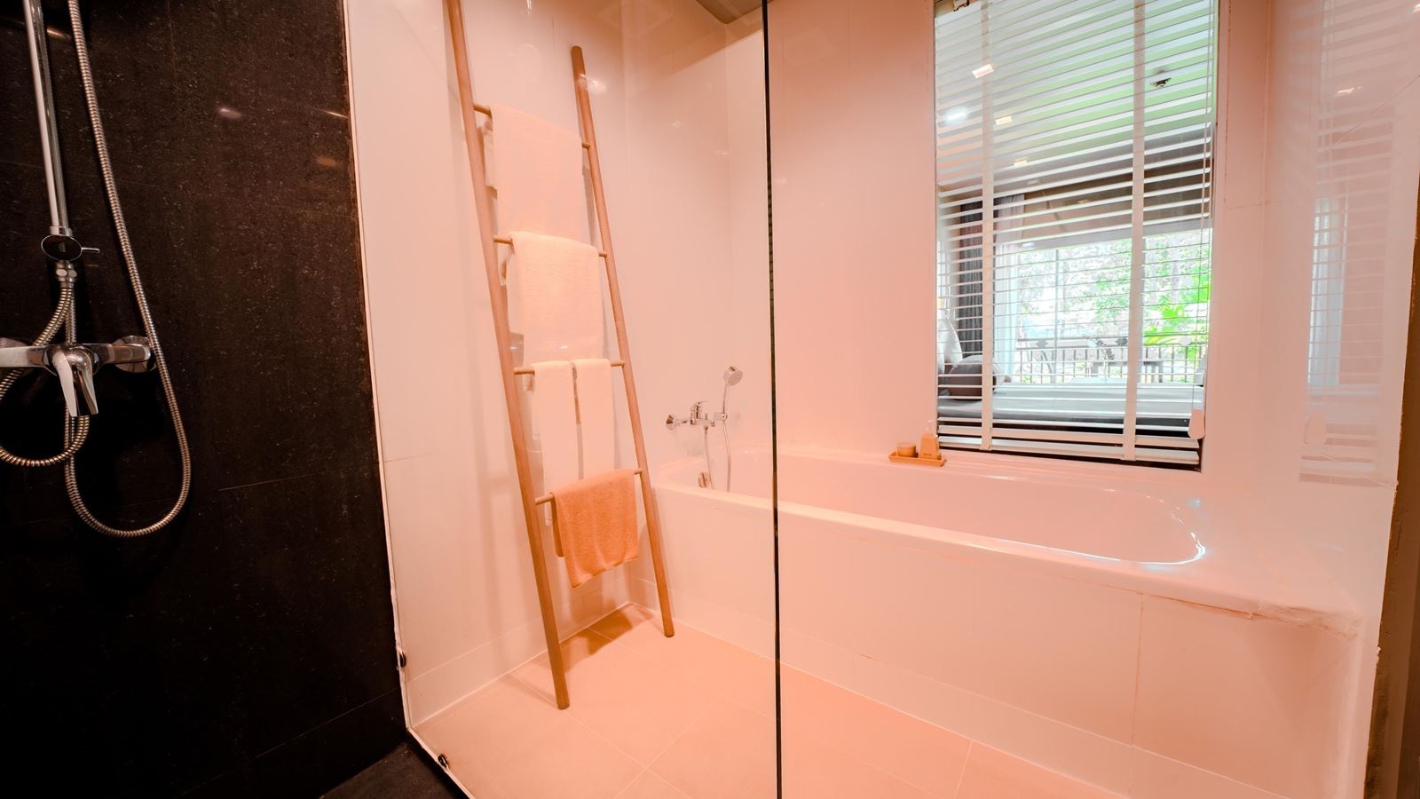 rooms-deluxe-pool-access