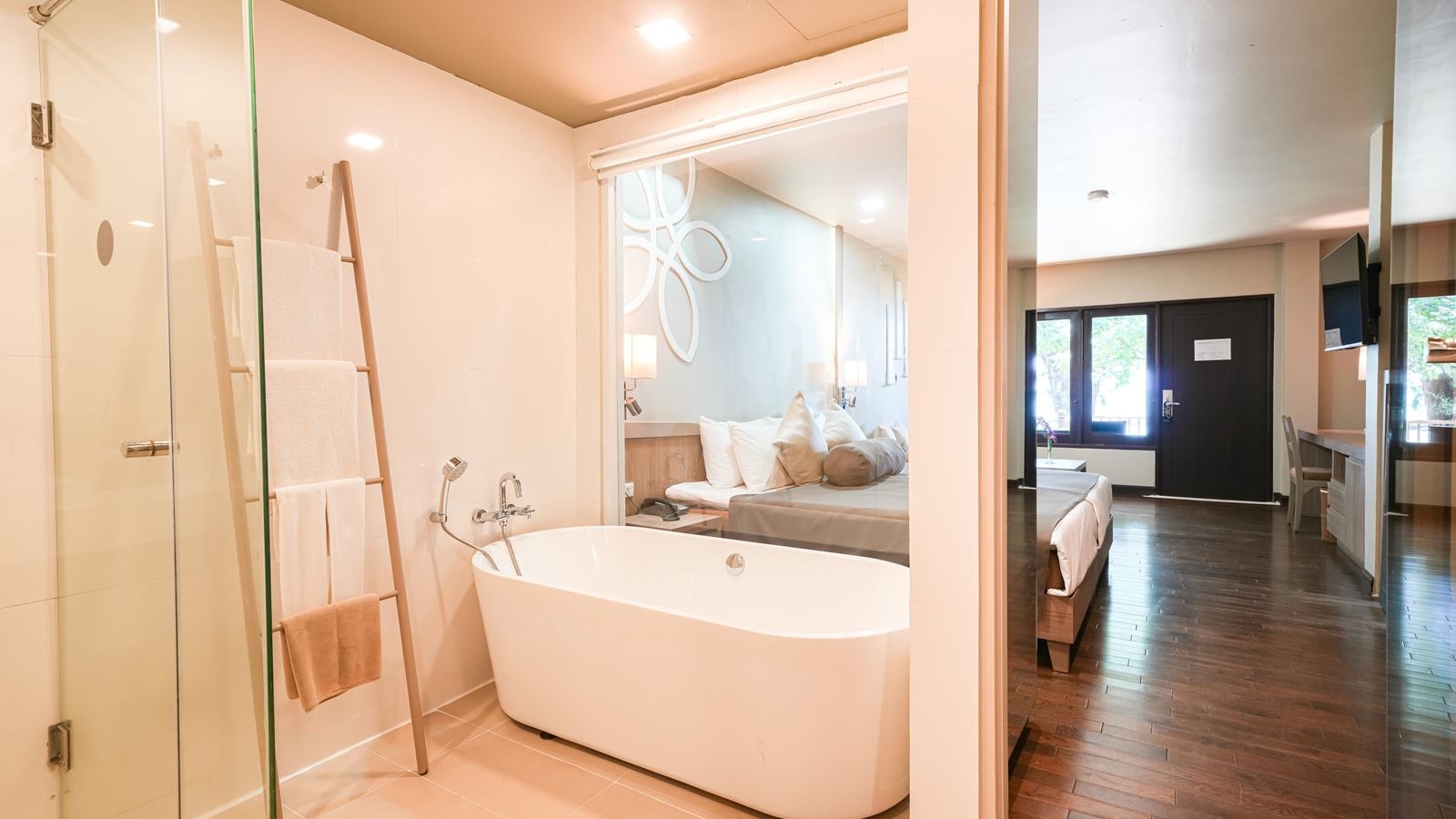 rooms-deluxe-bungalow-beachfront