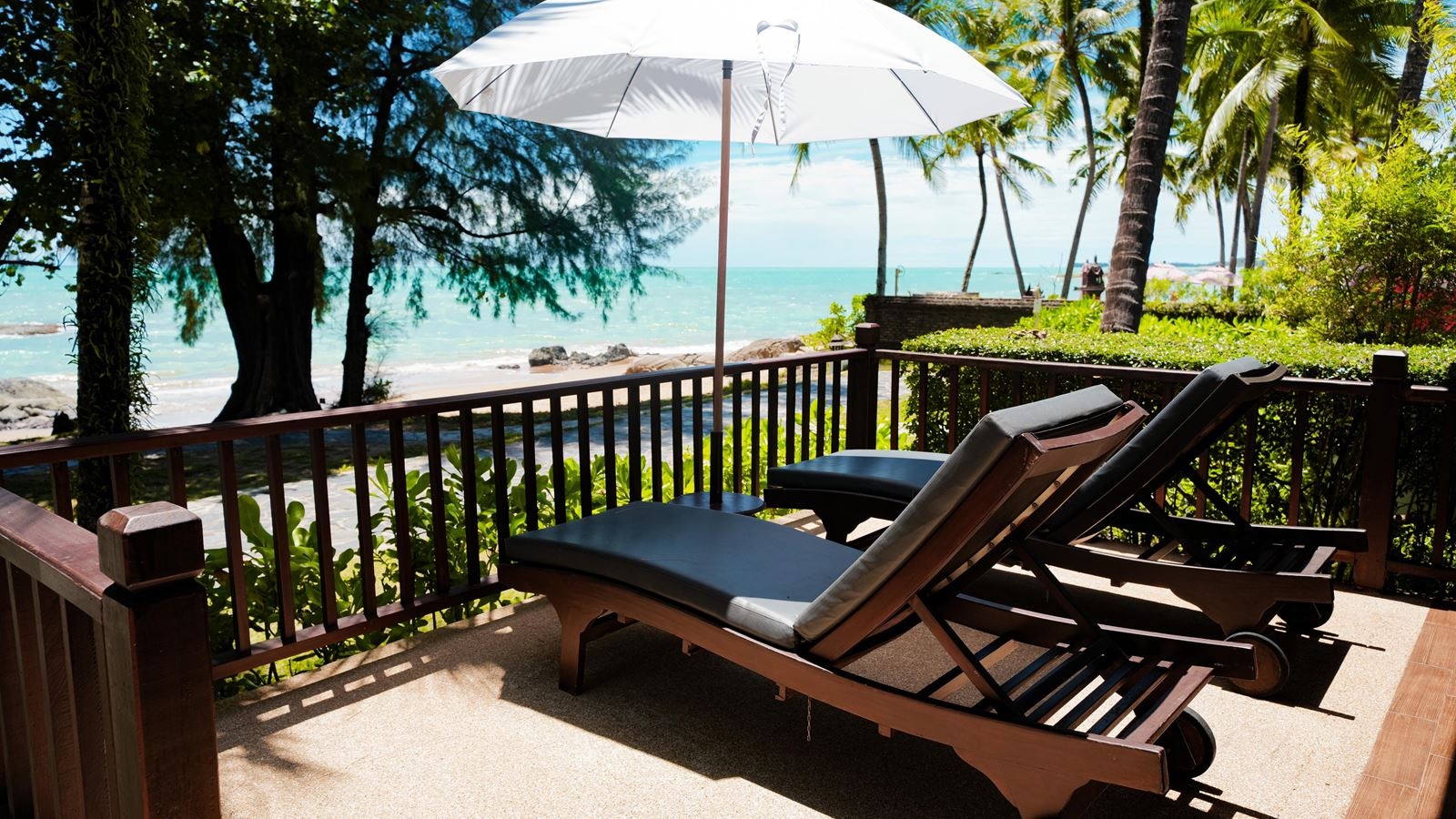 rooms-deluxe-bungalow-beachfront