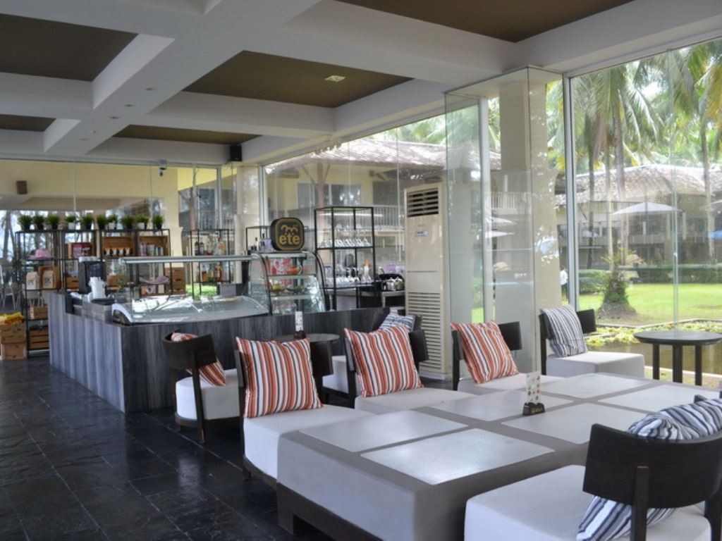restaurants-cafe-at-poolside