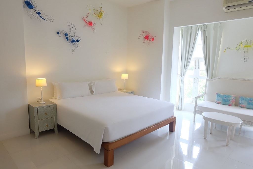 rooms-deluxe-room-with-window