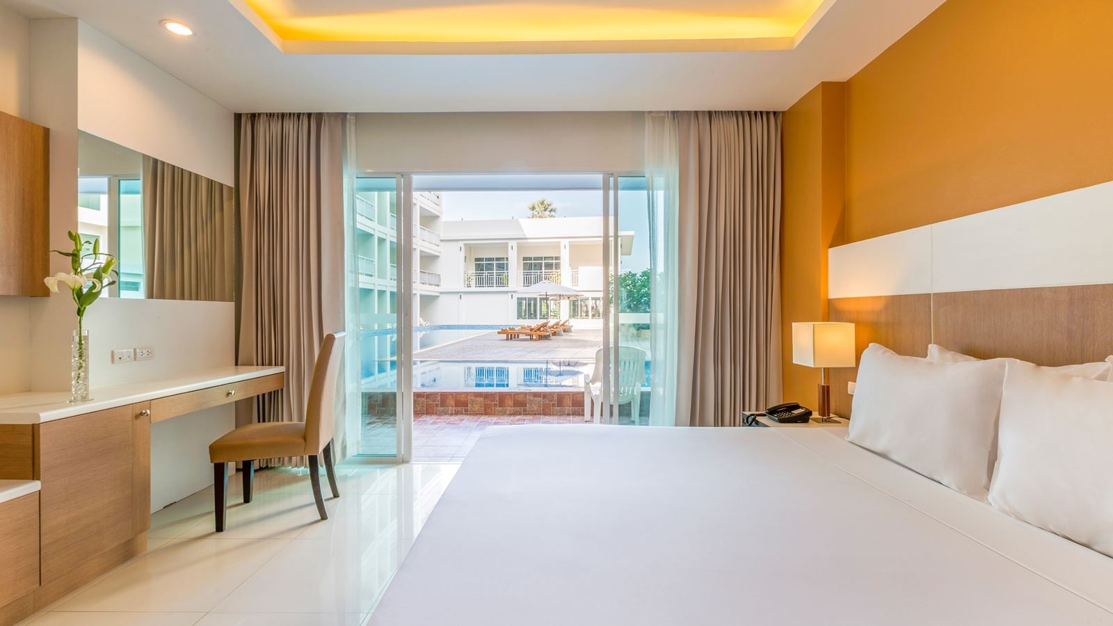 rooms-deluxe-pool-access-room