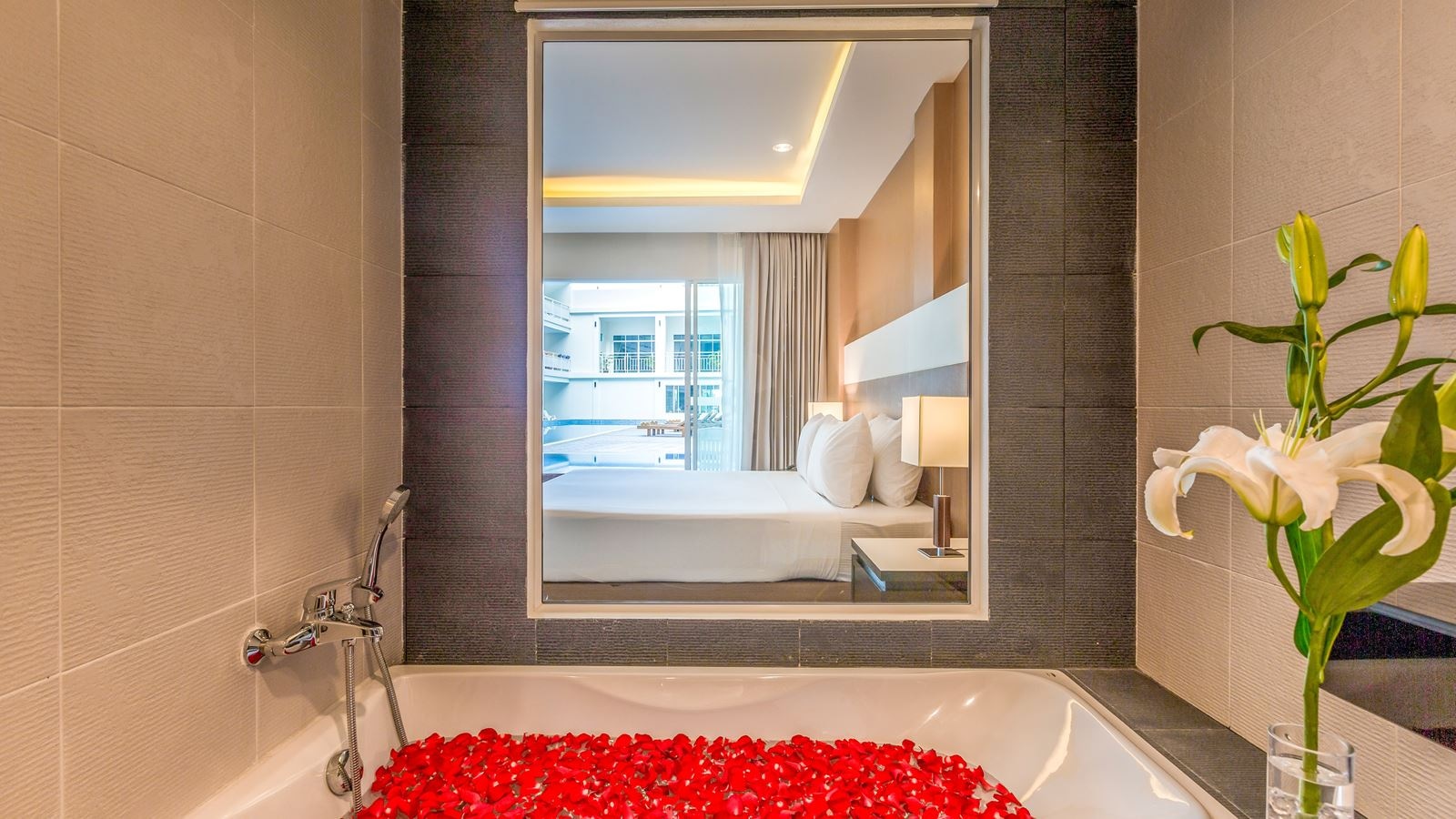 rooms-deluxe-pool-access-room