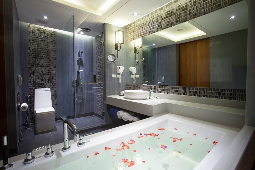 rooms-premier-pool-view