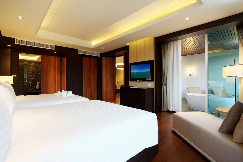 rooms-moken-suite-pool-view