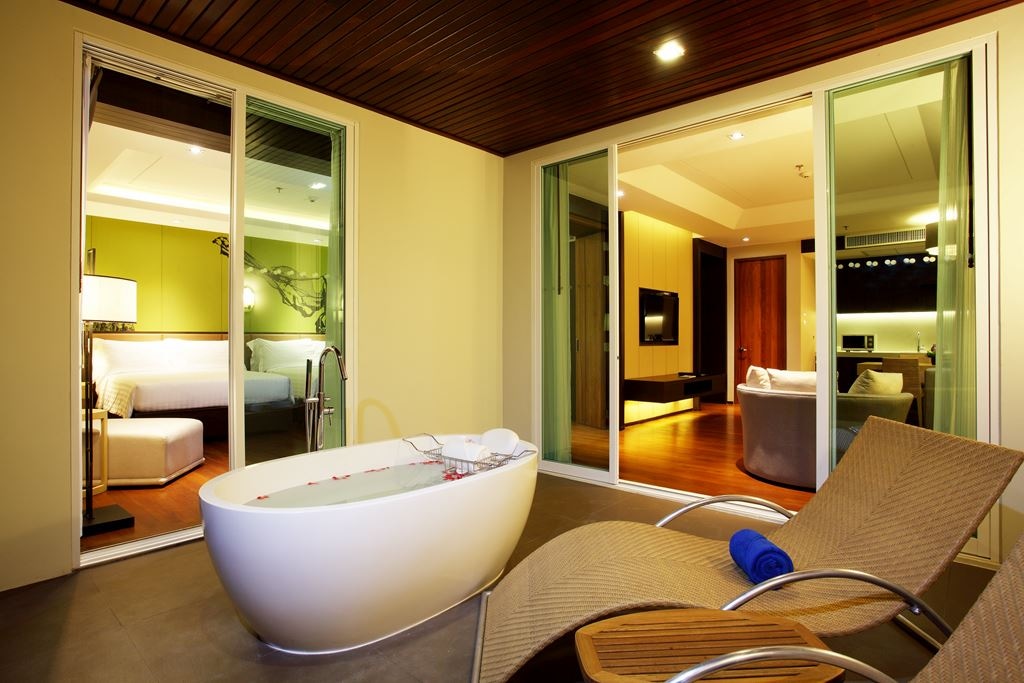 rooms-moken-suite-pool-view