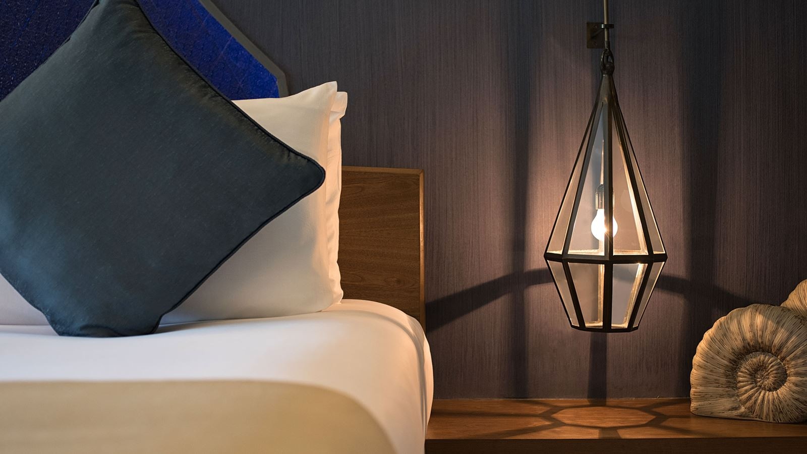 rooms-deluxe-family-room-1-king-bed--1-queen-bed