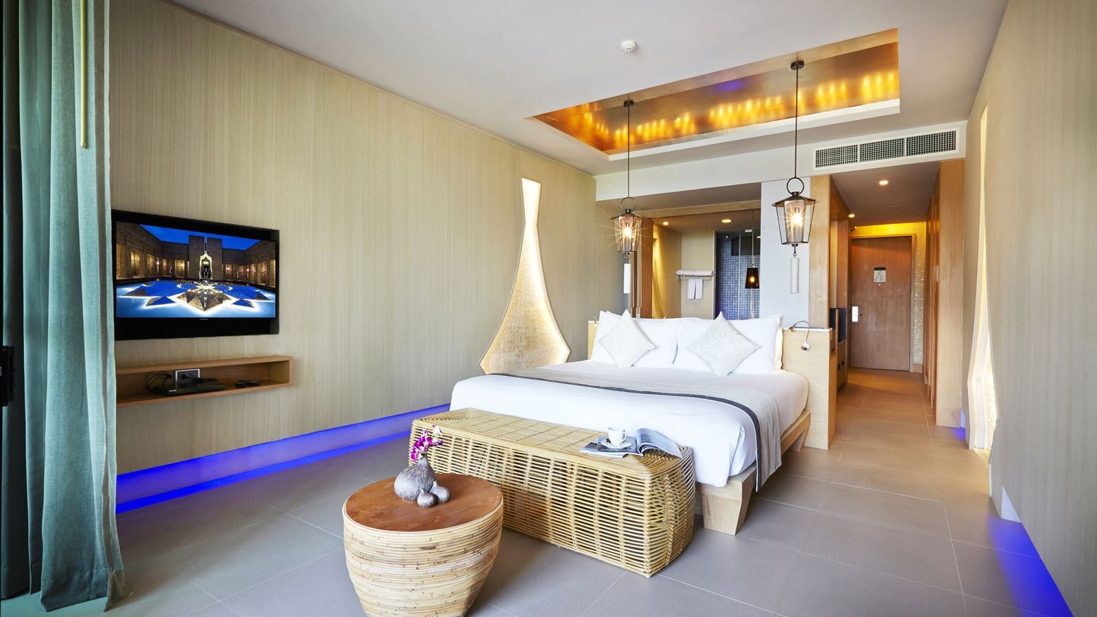 rooms-premier-room-pool-access--whirlpool-bath-1-king-bed