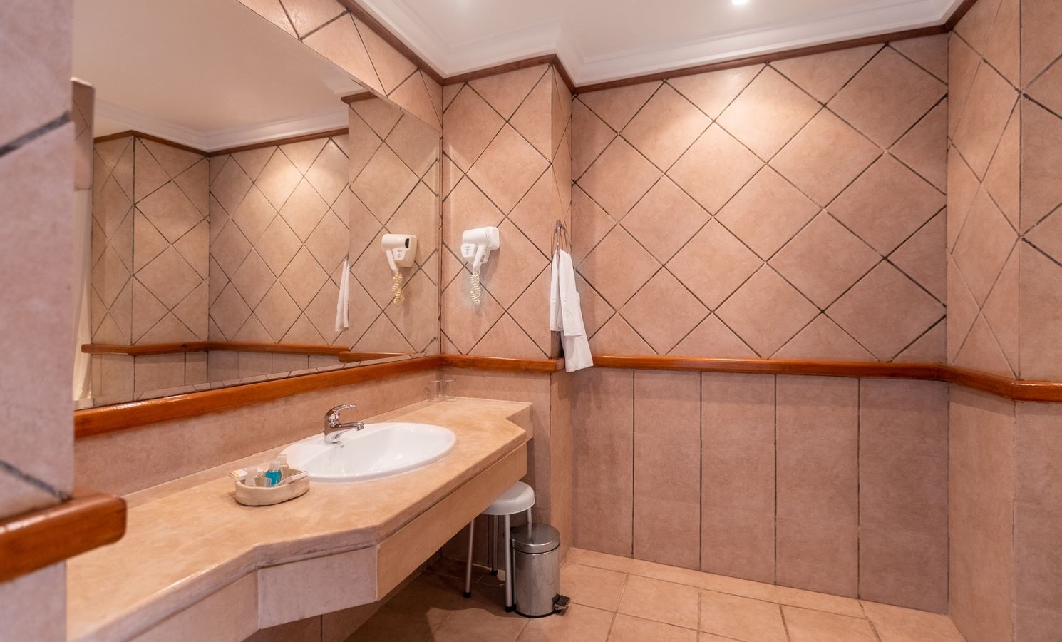 rooms-room-family-garden-view