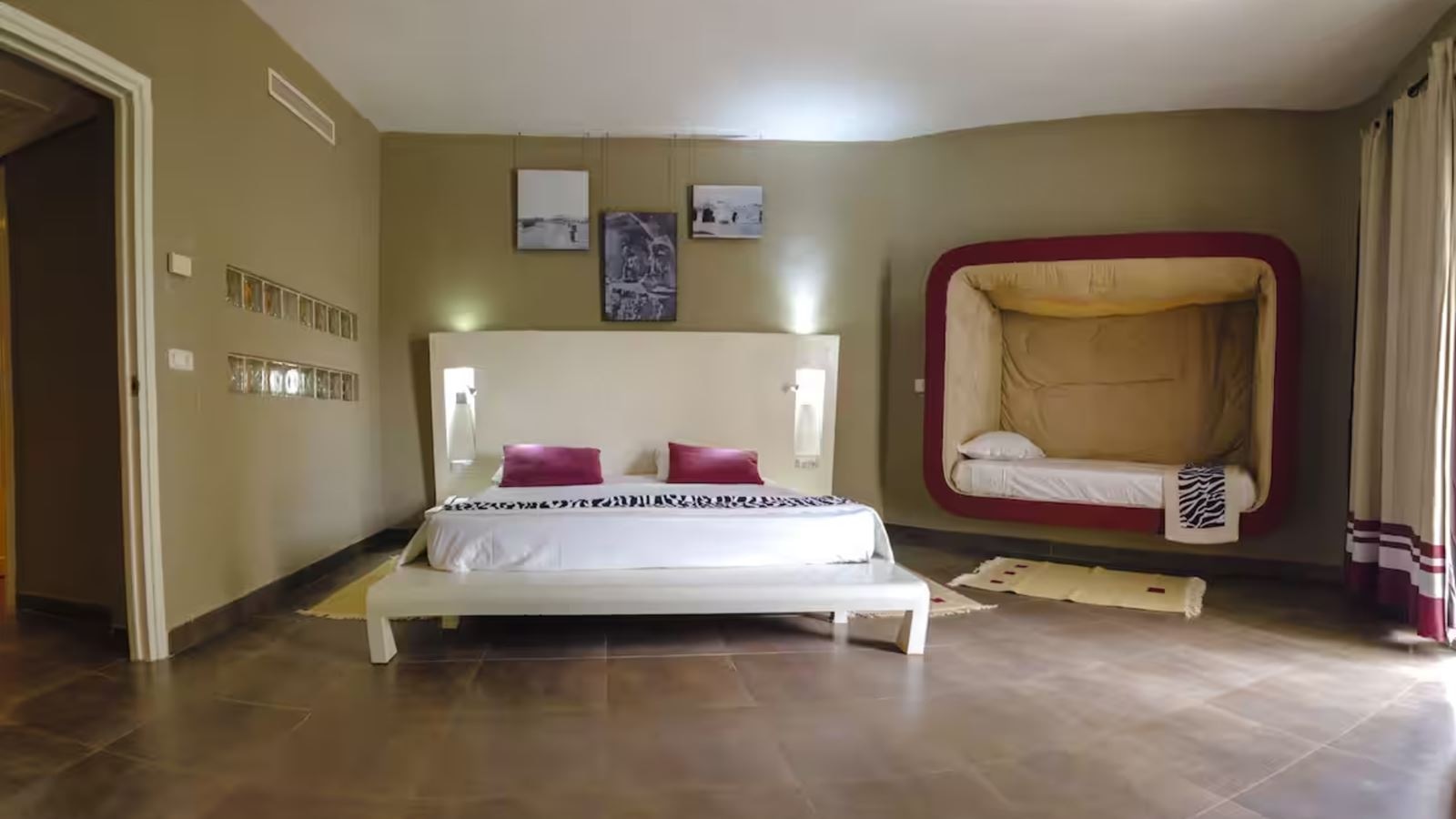 rooms-family-room-balcony-or-terrace-5-beds