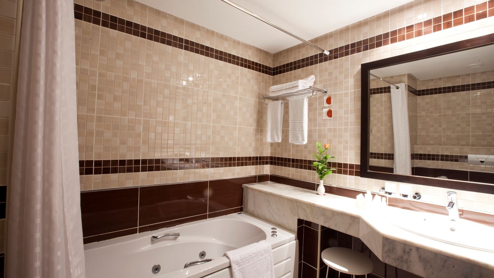 rooms-suite-junior-with-balcony-or-terrace