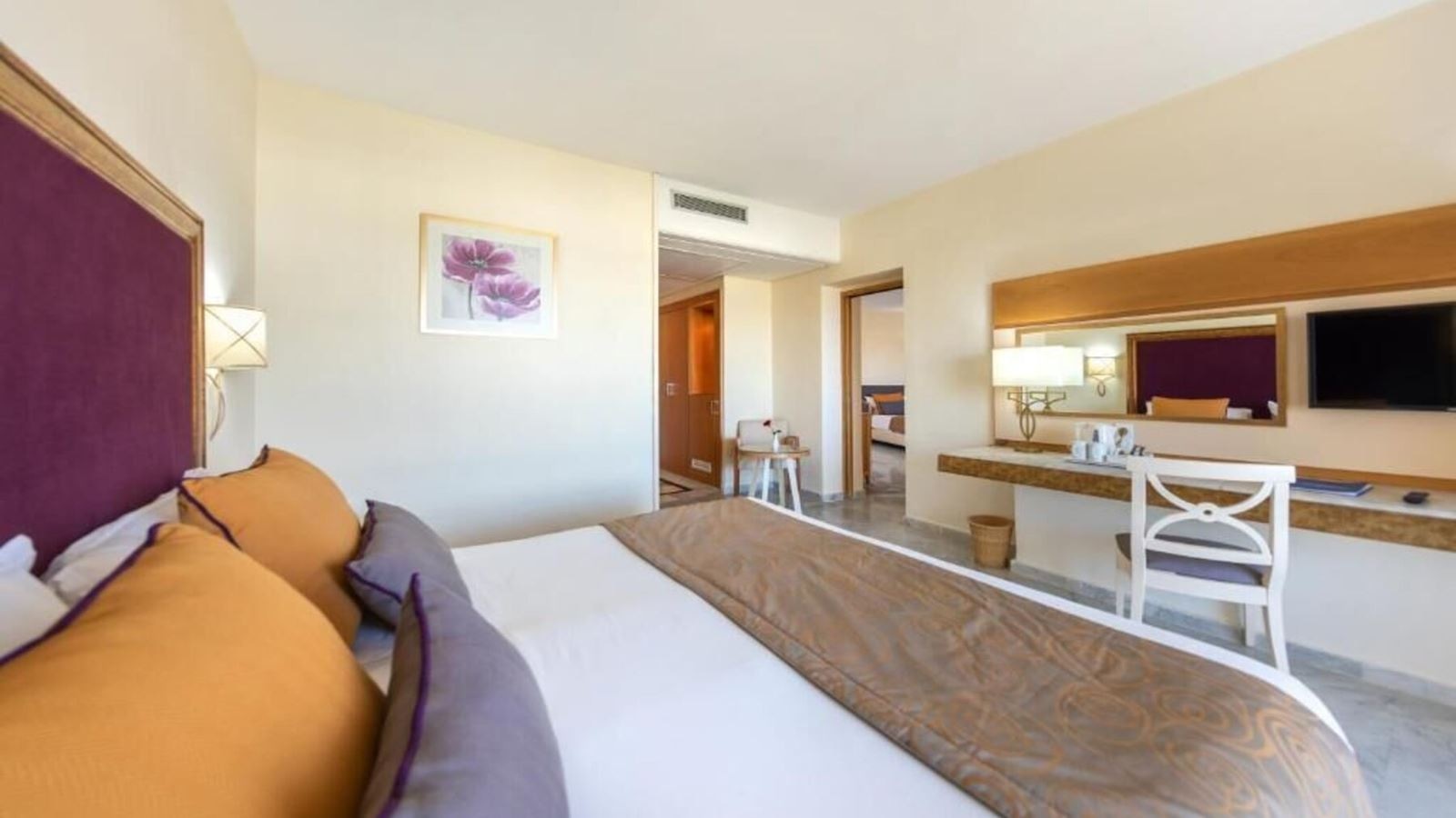 rooms-familyroom-garden-view